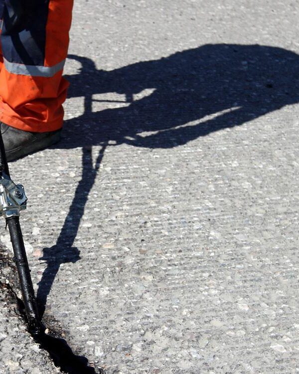 Crack-sealing-for-routes_898556_large